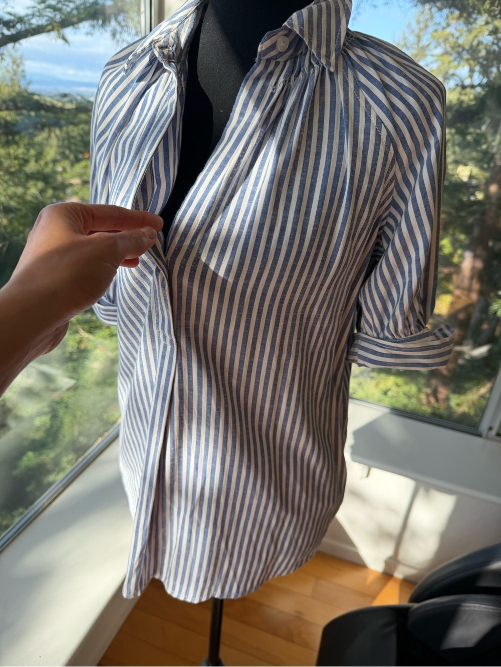 LIKE NEW Max Studio Striped Short Sleeve Blouse, size 2, Minimalist Workwear - Picture 2 of 10